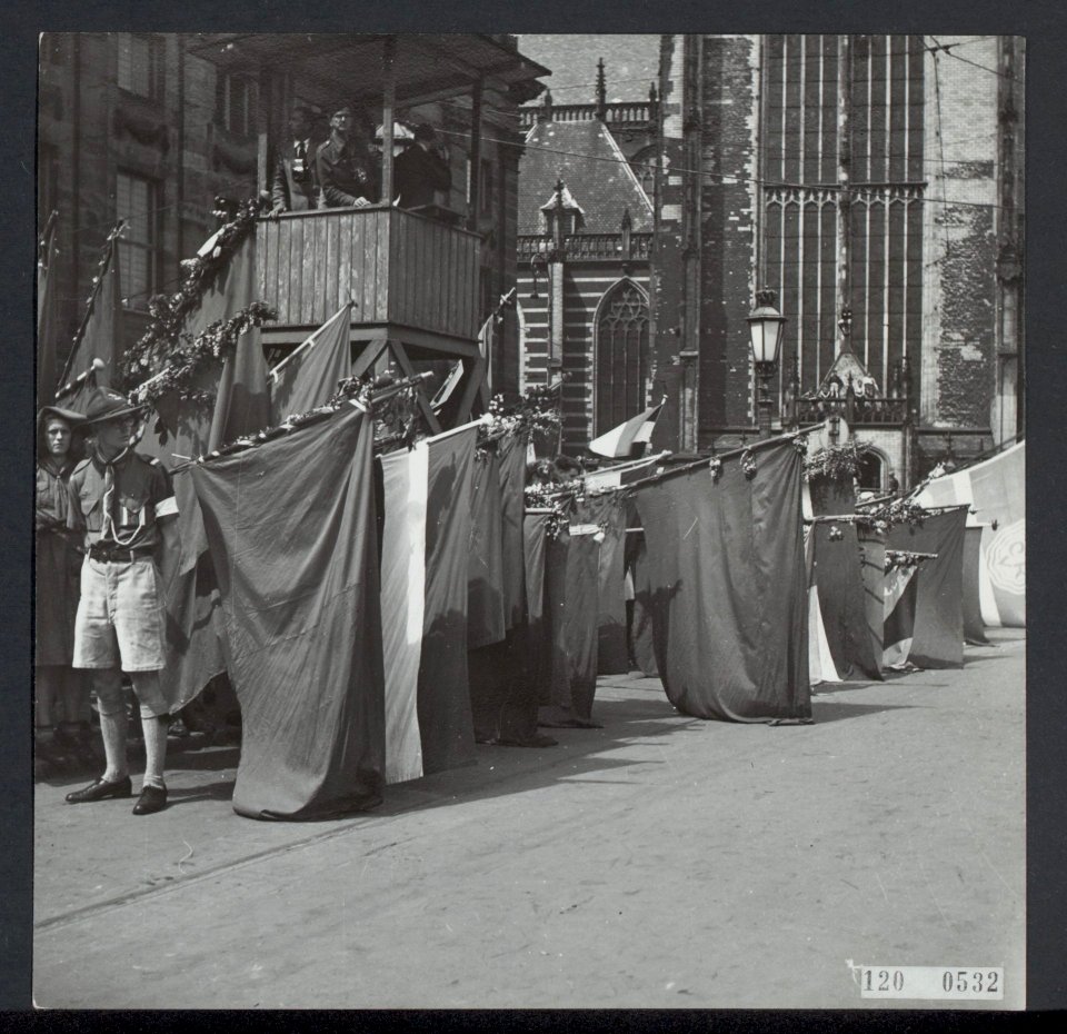 Bevrijding. Jeugddemonstratie in Amsterdam. Vaandelgroet, Bestanddeelnr 120-0532