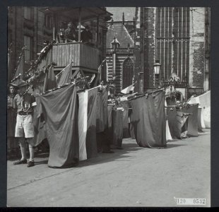 Bevrijding. Jeugddemonstratie in Amsterdam. Vaandelgroet, Bestanddeelnr 120-0532