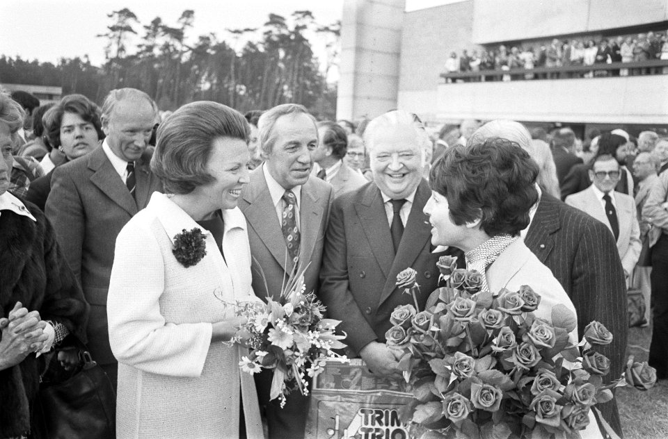 Bezoek Prinses Beatrix aan Papendal, Beatrix in gesprek met Lord Killamin en Mie, Bestanddeelnr 928-5956