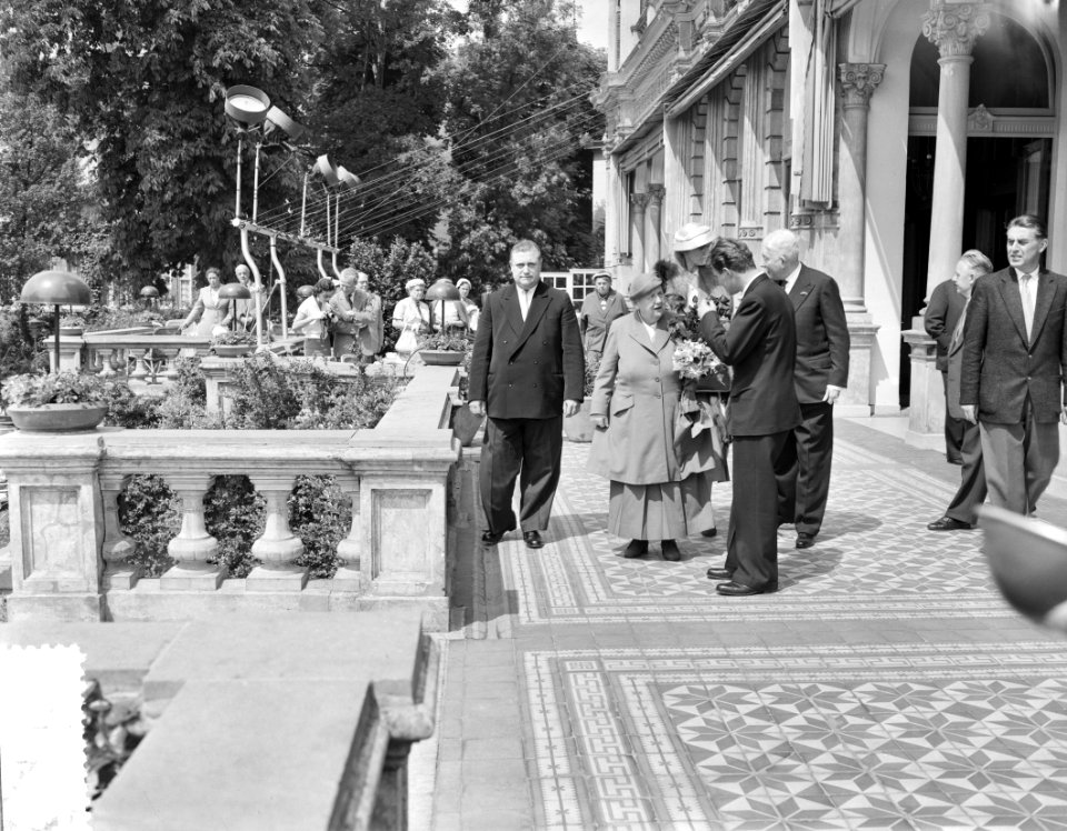 Bezoek Prinses Beatrix aan Amsterdam Bezoek aan het ICC in het Vondelpark, Rond, Bestanddeelnr 907-8560