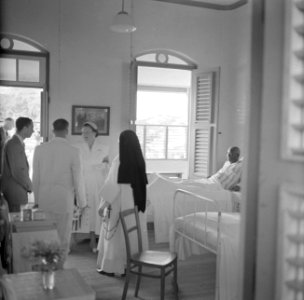 Bezoek van koningin Juliana aan het San Pedro Ziekenhuis in Oranjestad op Aruba, Bestanddeelnr 252-3918