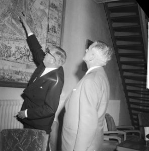 Bezoek Sir Noble aan Rotterdam. Mr. Kolf wijst oude beurs aan, Bestanddeelnr 912-9847