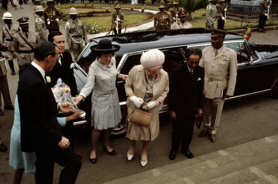 Bezoek van koningin Juliana, prinsen Bernhard en Claus en prinses Beatrix aan Et, Bestanddeelnr 254-8305