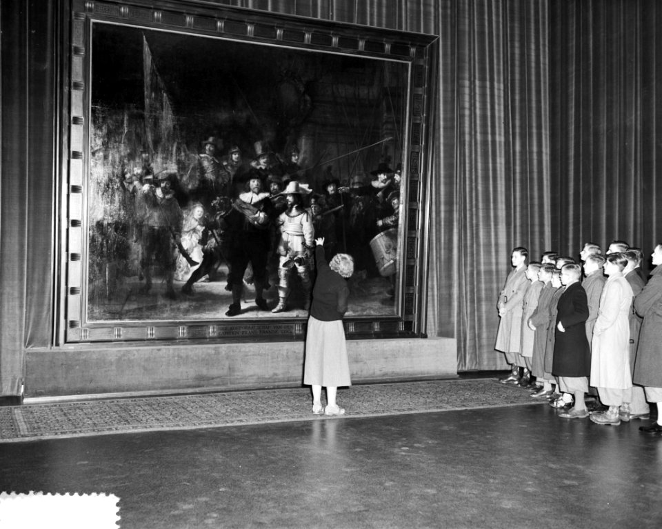 Bezoek schoolkinderen aan musea. Bij de Nachtwacht in het Rijksmuseum, Bestanddeelnr 904-9112