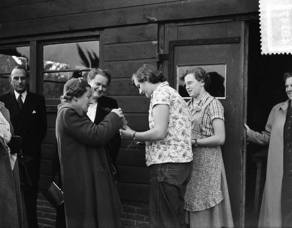 Bezoek van koningin Juliana aan de huishoudschool in Deventer, Bestanddeelnr 904-8147