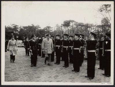 Bevelhebbers, erewachten, inspecties, matrozen, Eisenhower D, Marine Opleidings, Bestanddeelnr 080-0229