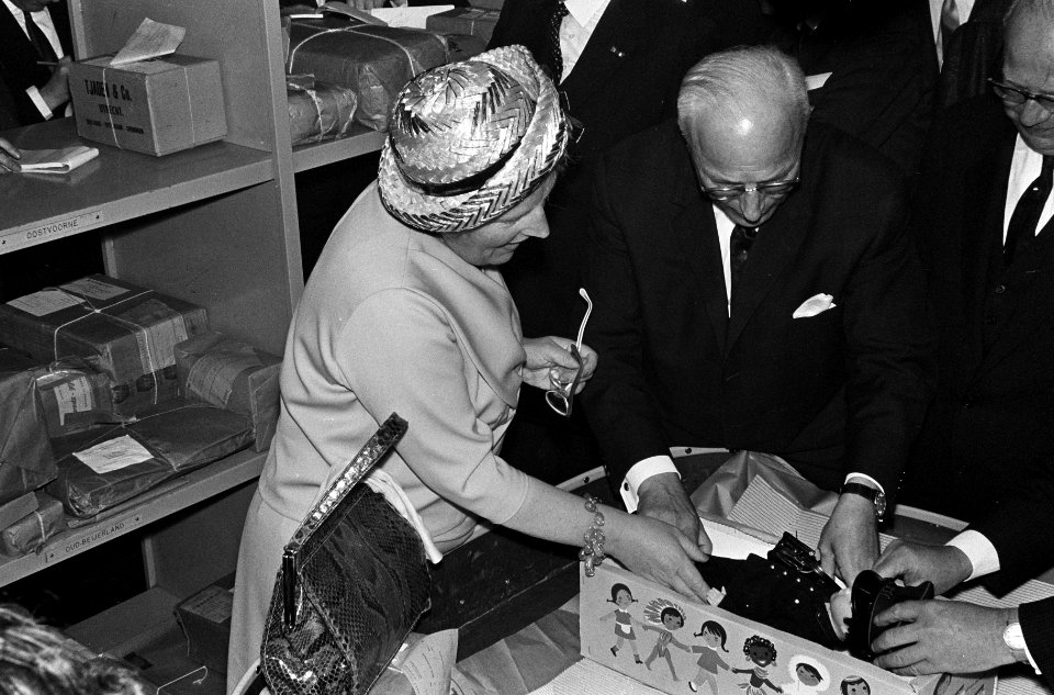 Bezoek van koningin Juliana aan Staatsbedrijf der PTT in Rotterdam, Bestanddeelnr 915-1007