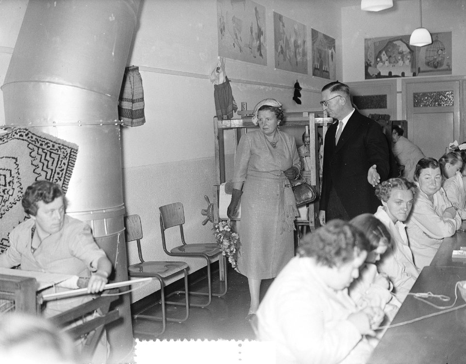 Bezoek van koningin Juliana aan Delft aan de Van de Wouden Stichting, Bestanddeelnr 907-3494