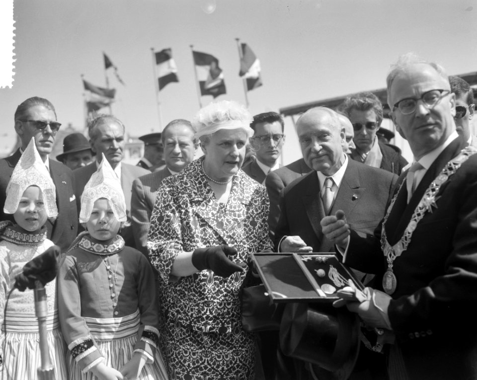 Bezoek Scharf aan Volendam. Scharf en de burgemeester, Bestanddeelnr 912-4947