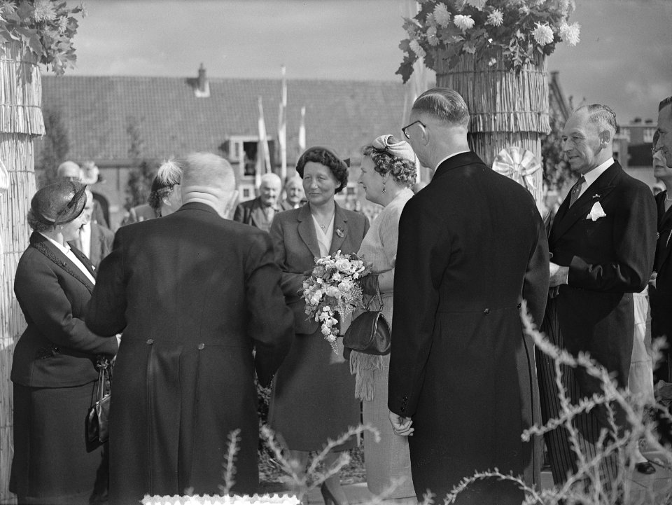 Bezoek van koningin Juliana aan Delft aan de Van de Wouden Stichting, Bestanddeelnr 907-3492