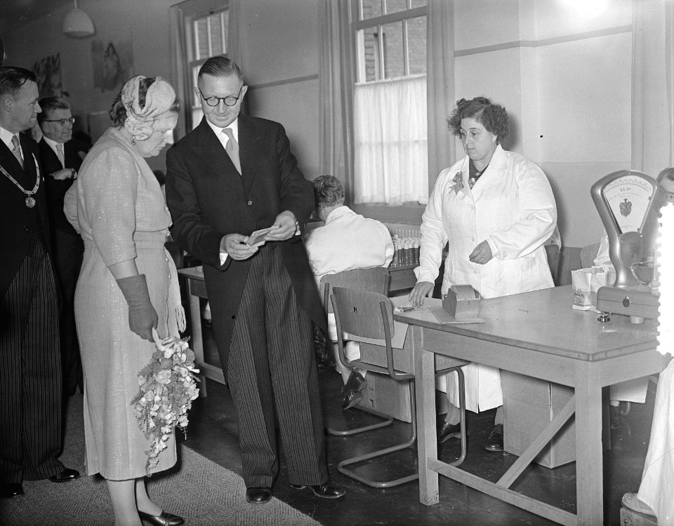 Bezoek van koningin Juliana aan Delft aan de Van de Wouden Stichting, Bestanddeelnr 907-3493