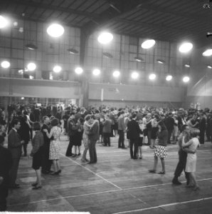 Bevrijdingsbal in de Apollohal te Amsterdam, overzicht van de zaal, Bestanddeelnr 917-7341