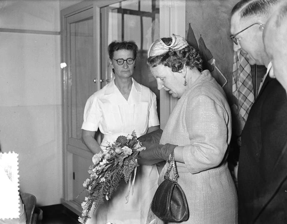 Bezoek van koningin Juliana aan Delft aan de Van de Wouden Stichting, Bestanddeelnr 907-3487