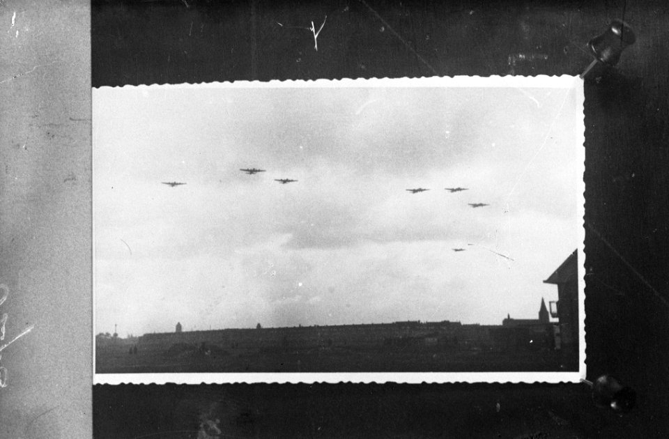 Bevrijdingsbeelden. Voedseldroppings, Bestanddeelnr 900-6275