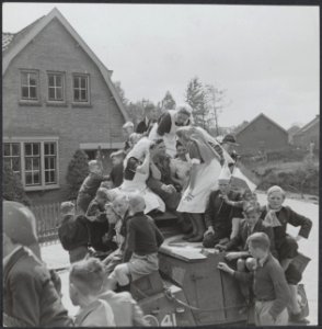 Bevrijding van Amersfoort. Verpleegsters en kinderen beklimmen een geallieerde p, Bestanddeelnr 512 045