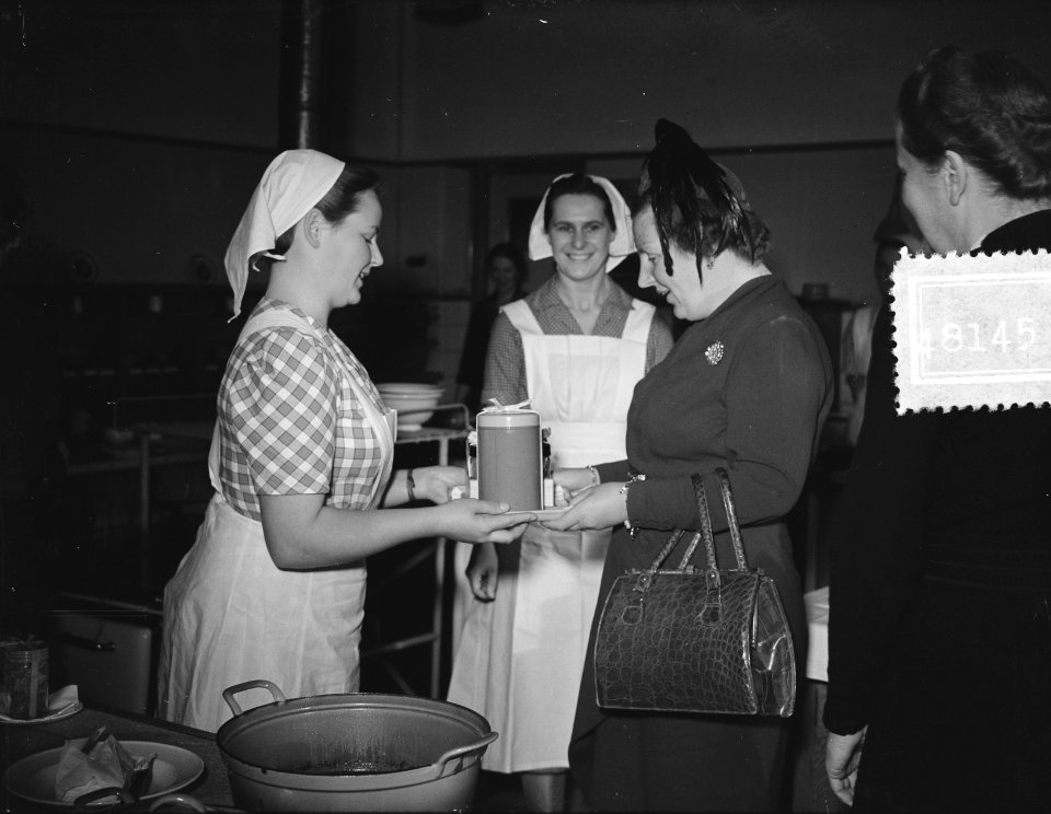 Bezoek van koningin Juliana aan de huishoudschool in Deventer, Bestanddeelnr 904-8145