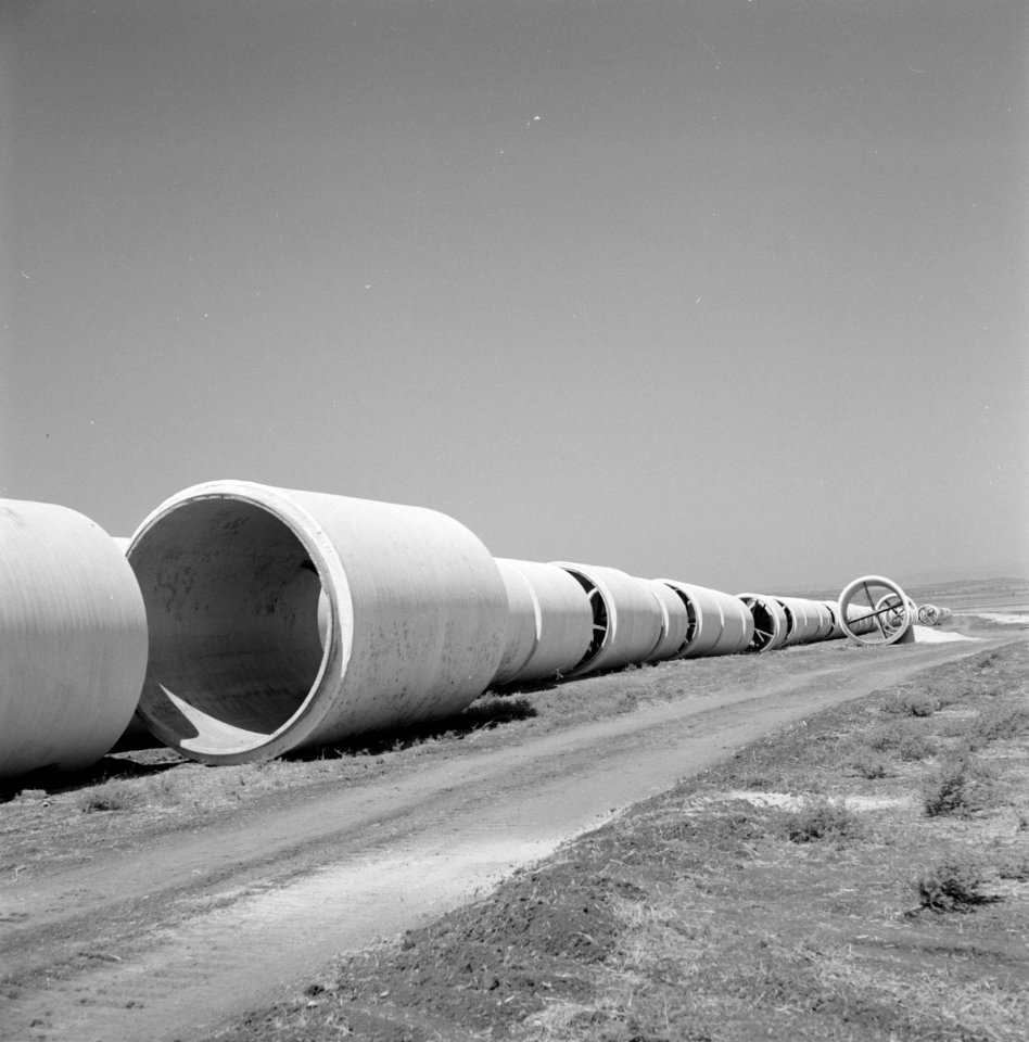 Bevloeiingsproject in de vlakte van Jezreel Buizen langs de weg voor de aanleg , Bestanddeelnr 255-4783