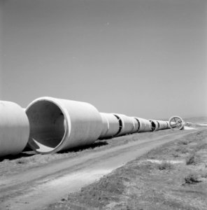 Bevloeiingsproject in de vlakte van Jezreel Buizen langs de weg voor de aanleg , Bestanddeelnr 255-4783