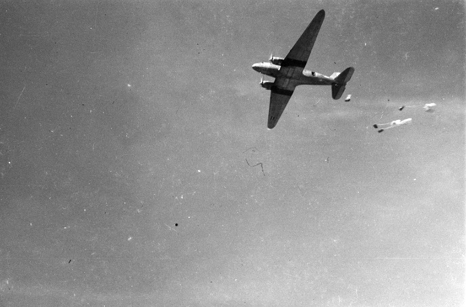 Bevoorrading wordt gedropt aan parachutes, Bestanddeelnr 1588-7-3