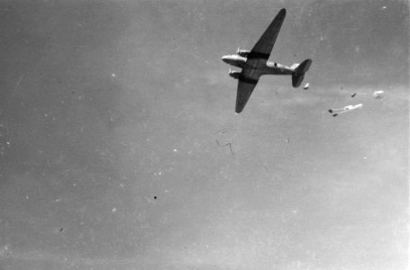 Bevoorrading wordt gedropt aan parachutes, Bestanddeelnr 1588-7-3