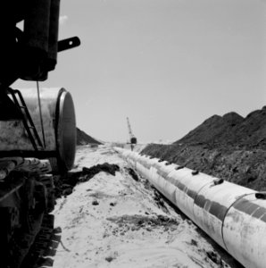 Bevloeiingsproject in de Negevwoestijn Buizen worden met een dragline in een gr, Bestanddeelnr 255-4775