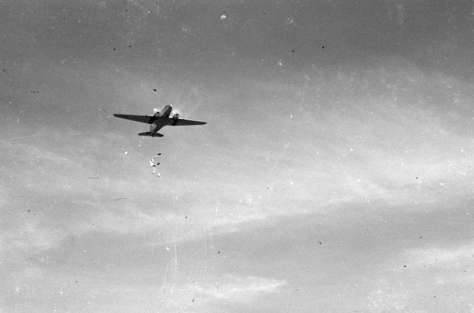 Bevoorrading wordt gedropt aan parachutes, Bestanddeelnr 1588-7-1