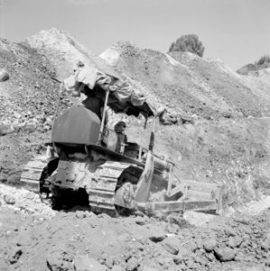 Bevloeiingsproject in de Negevwoestijn Een arbeider op een bulldozer in een gre, Bestanddeelnr 255-4763