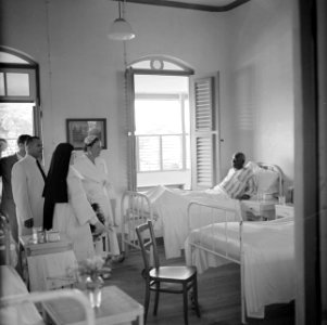 Bezoek van koningin Juliana aan het San Pedro Ziekenhuis in Oranjestad op Aruba, Bestanddeelnr 252-3917