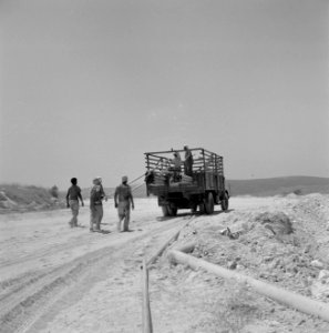 Bevloeiingswerken bij de kibboets Hakuk bij het Meer van Tiberias. Arbeiders leg, Bestanddeelnr 255-4797