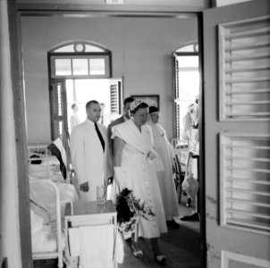 Bezoek van koningin Juliana aan het San Pedro Ziekenhuis in Oranjestad op Aruba, Bestanddeelnr 252-3915