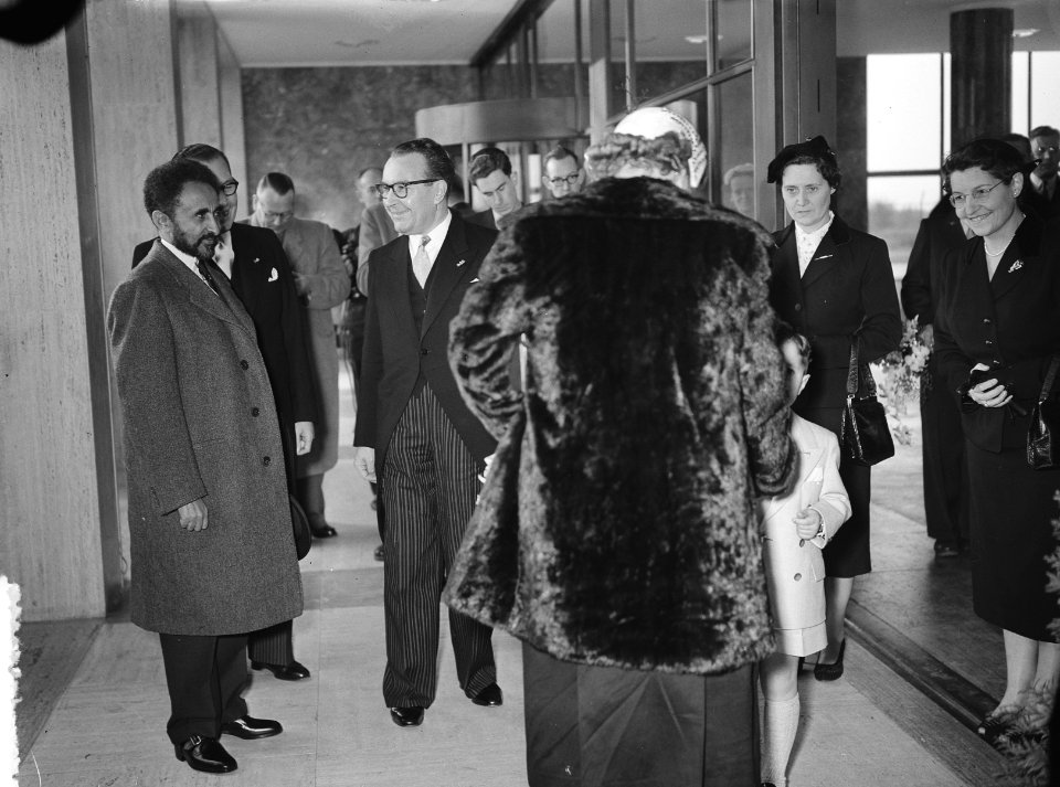 Bezoek van koningin Juliana, prins Bernhard en keizer Selassie aan de DAF Fabrie, Bestanddeelnr 906-8304