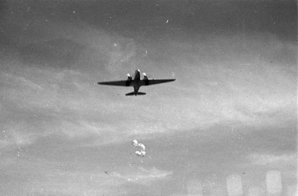 Bevoorrading wordt gedropt aan parachutes, Bestanddeelnr 1588-6-5