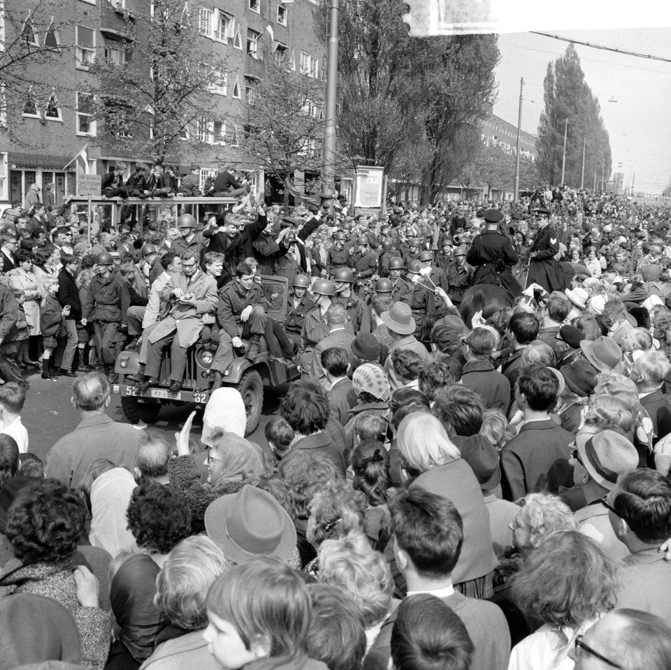 Bevrijdingsdag, het bevrijdingsleger zoals het 20 jaar geleden binnentrok vanaf , Bestanddeelnr 917-7312