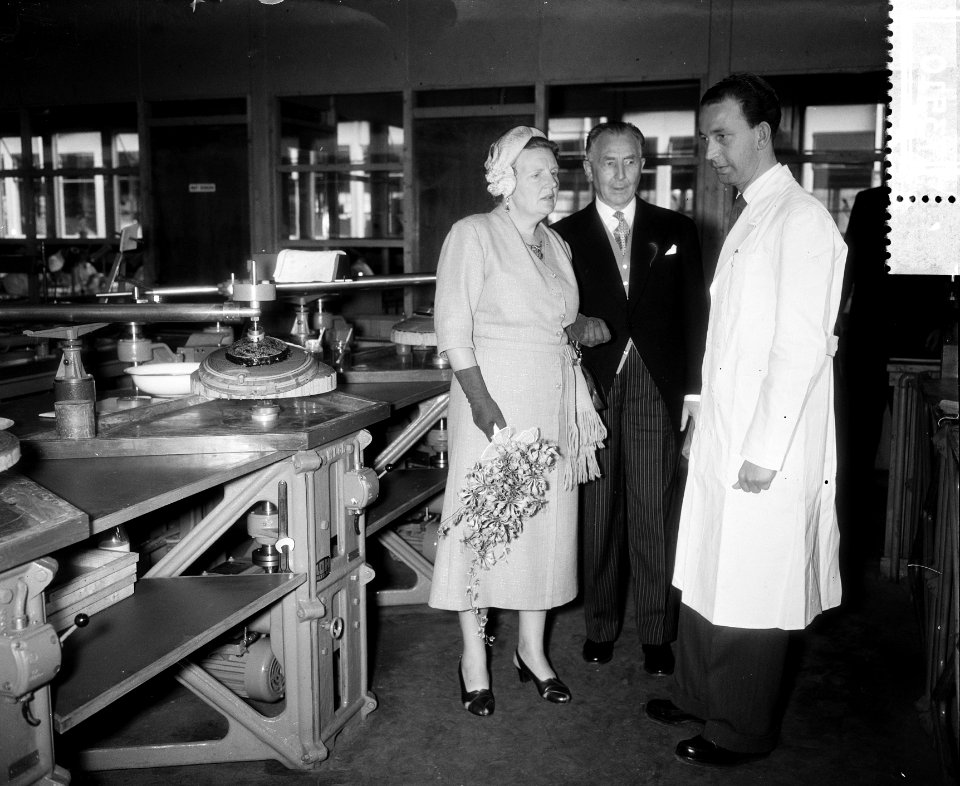 Bezoek van koningin Juliana aan Delft, bezoek bij Oude Delft, Bestanddeelnr 907-3510