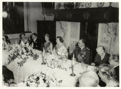Bezoek van Koningin Juliana aan het Frans Halsmuseum. Diner aangeboden door de Ministerrraad aan de Koningin en aan de Groothertogin van Luxemburg en haar gemaal, Prins Felix. Links op de fo, NL-HlmNHA 54001469
