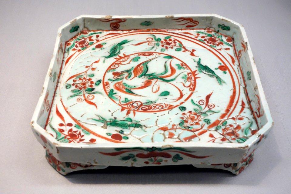 Bevel-edged Footed Tray attributed to Okuda Eisen (1753-1811), Edo period, 18th-19th century, phoenix design in overglaze enamel - Tokyo National Museum - DSC05262