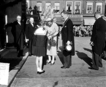 Bezoek van koningin Juliana aan Delft, aankomst op het Stadhuis, Bestanddeelnr 907-3506