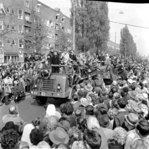 Bevrijdingsdag, het bevrijdingsleger zoals het 20 jaar geleden binnentrok vanaf , Bestanddeelnr 917-7304