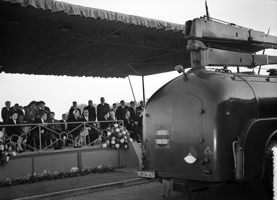 Bezoek van koningin Juliana, prins Bernhard en keizer Selassie aan de DAF Fabrie, Bestanddeelnr 906-8303