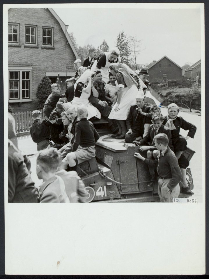 Bevrijding West-Nederland. Kinderen en verpleegsters beklimmen een Canadese pant, Bestanddeelnr 120-0856