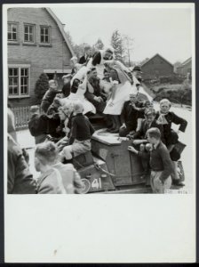 Bevrijding West-Nederland. Kinderen en verpleegsters beklimmen een Canadese pant, Bestanddeelnr 120-0856