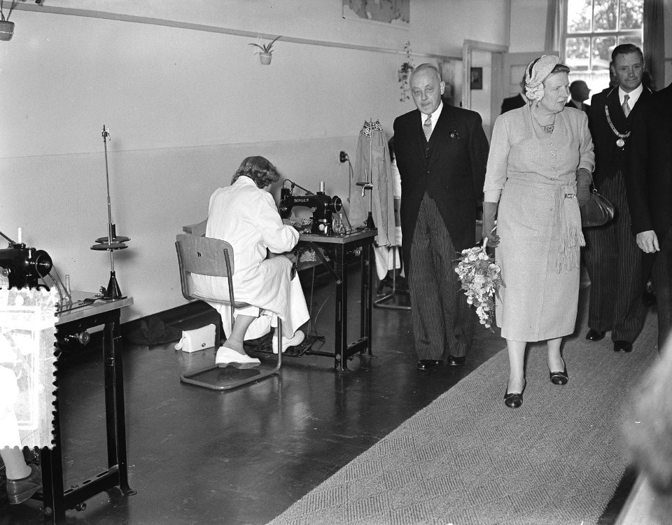 Bezoek van koningin Juliana aan Delft aan de Van de Wouden Stichting, Bestanddeelnr 907-3490