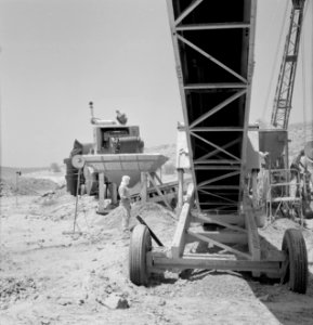 Bevloeiingswerken bij de kibboets Hakuk bij het Meer van Tiberias Graafmachine , Bestanddeelnr 255-4789