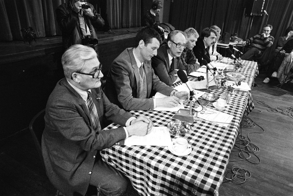 Bevolking van Gouderak wordt toegesproken i.v.m. afbraak huizen op verontreinigd, Bestanddeelnr 932-8504