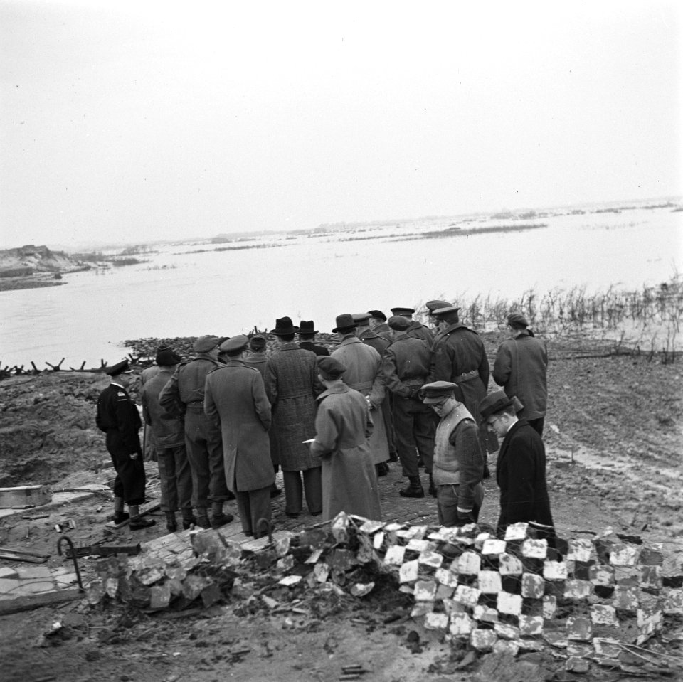 Bezoek van de Britse minister Attlee aan het oorlogstoneel rond Vlissingen bij, Bestanddeelnr 900-2344