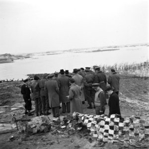 Bezoek van de Britse minister Attlee aan het oorlogstoneel rond Vlissingen bij, Bestanddeelnr 900-2344