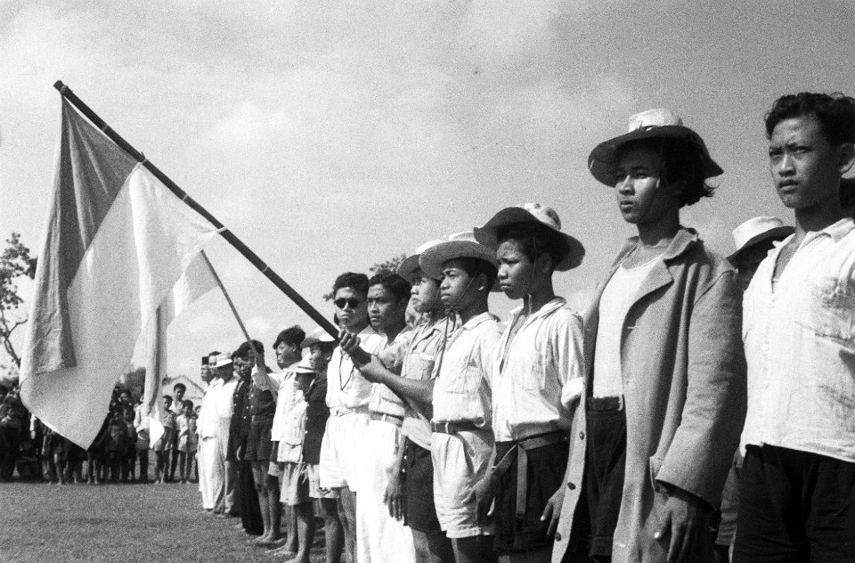 Bevolking staat aangetreden. Jonge mannen van een Indonesische jongerenorganisat, Bestanddeelnr 913