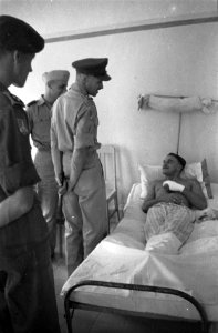 Bezoek van kolonel Thomson aan een militair hospitaal, Bestanddeelnr 3908