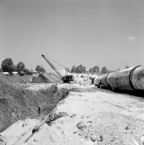 Bevloeiingsproject in de Negevwoestijn Buizen en een dragline bij een greppel v, Bestanddeelnr 255-4768
