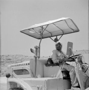 Bevloeiingswerken bij de kibboets Hakuk bij het Meer van Tiberias Een arbeider , Bestanddeelnr 255-4791